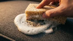 Starý gauč vypadá jako nový za 15 minut – bez chemického čištění