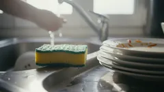 Proč byste neměli nechávat nádobí přes noc ve vodě – skryté nebezpečí ve vaší kuchyni