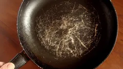 Tohle s pánví nikdy nedělejte: chyba, která zkracuje její životnost na polovinu