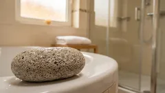 Proč se stav pat po použití pemzy zhorší – vědecké vysvětlení